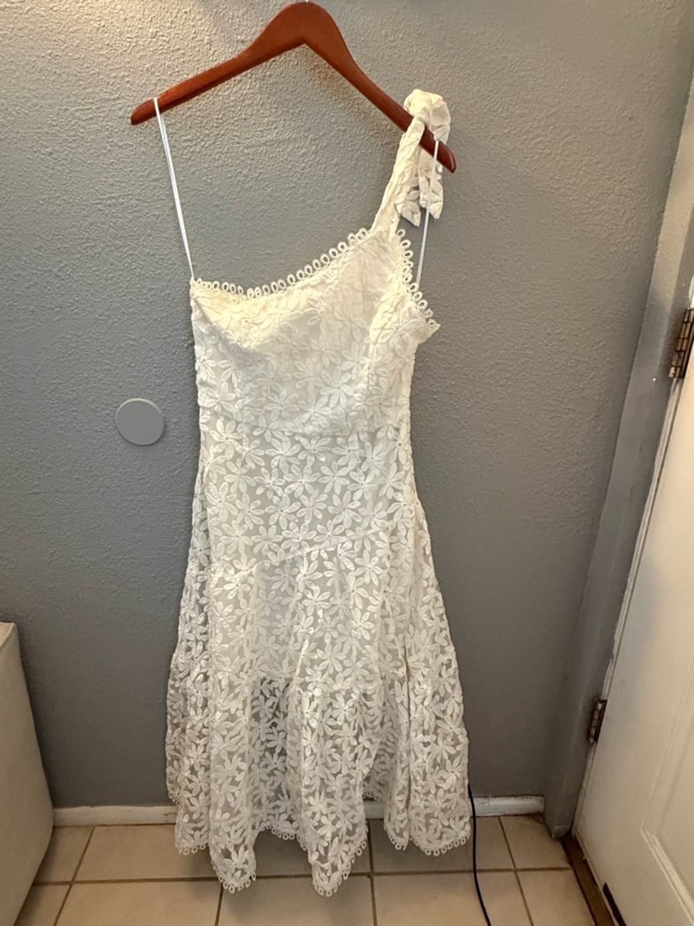Lost + Wander One-Shoulder White Floral Lace Midi Dress - Picture 3 of 4